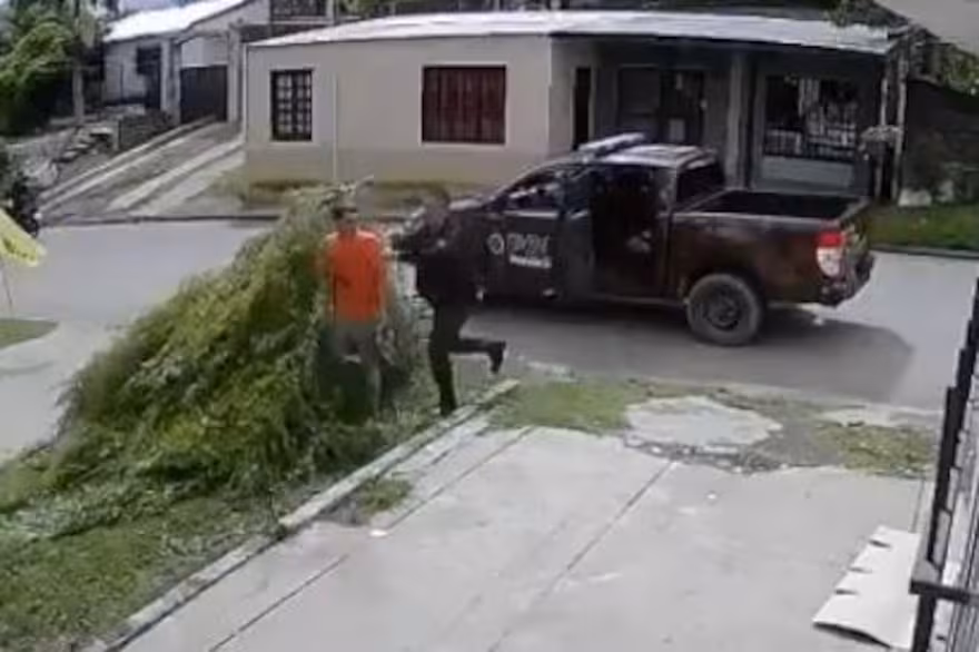 la-violenta-reaccion-quedo-grabada-en-una-camara-4AYYJ2V6NZBM5NQRLQHNNLH4MU